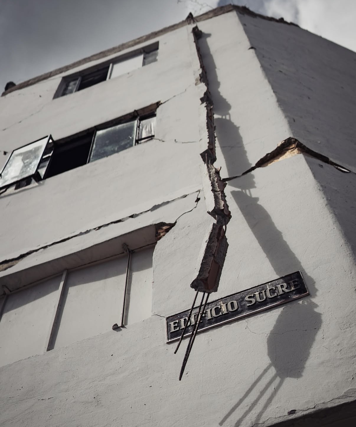 Edificio con daños severos en su fachada tras los sismos.